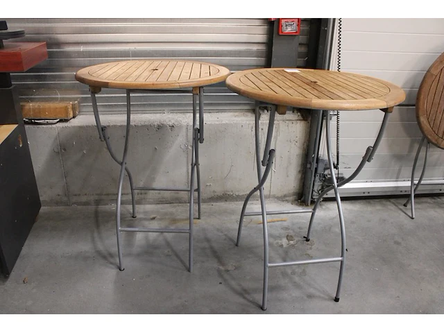 Twee opklapbare statafels met houten blad, doorsnede 85 cm, hoogte 110 cm. - afbeelding 2 van  3