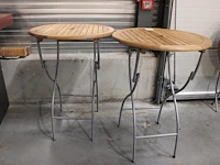 Twee opklapbare statafels met houten blad, doorsnede 85 cm, hoogte 110 cm. - afbeelding 2 van  3