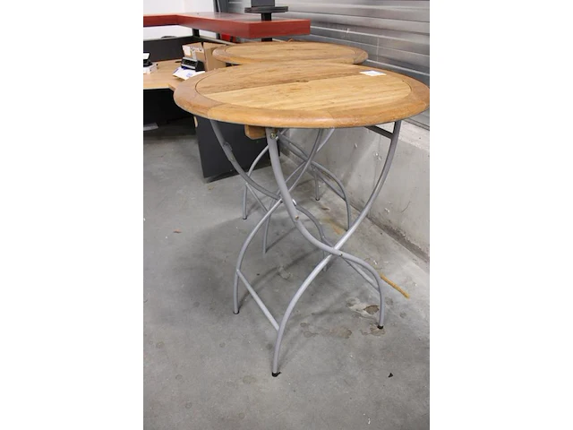 Twee opklapbare statafels met houten blad, doorsnede 85 cm, hoogte 110 cm. - afbeelding 3 van  3