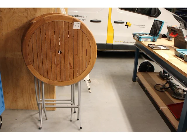 Twee opklapbare statafels met houten blad, doorsnede 85cm, hoogte 110 cm. - afbeelding 1 van  2
