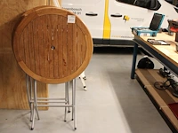 Twee opklapbare statafels met houten blad, doorsnede 85cm, hoogte 110 cm.