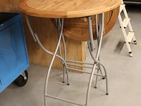 Twee opklapbare statafels met houten blad, doorsnede 85cm, hoogte 110 cm. - afbeelding 2 van  2