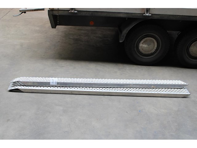 Twee oprijplaten met lengte 200 cm. - afbeelding 1 van  2