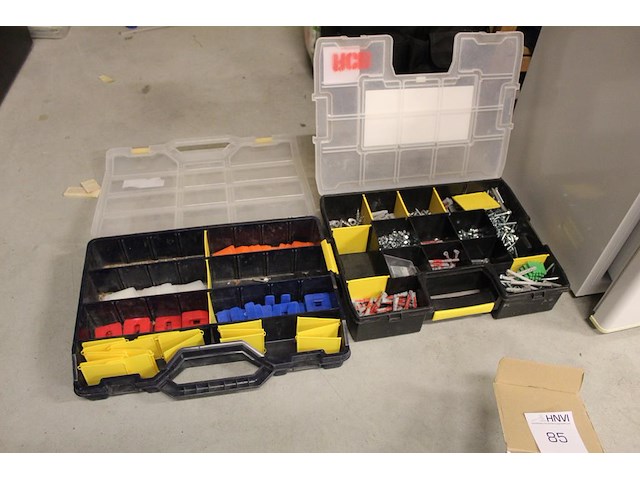 Twee organisers stanley met bevestigingsmaterialen en plaatjes - afbeelding 1 van  4