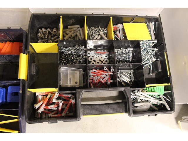 Twee organisers stanley met bevestigingsmaterialen en plaatjes - afbeelding 2 van  4