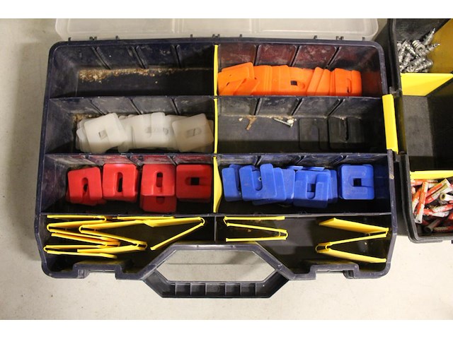 Twee organisers stanley met bevestigingsmaterialen en plaatjes - afbeelding 3 van  4