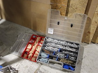 Twee organizers met bevestigingsmaterialen. - afbeelding 1 van  3