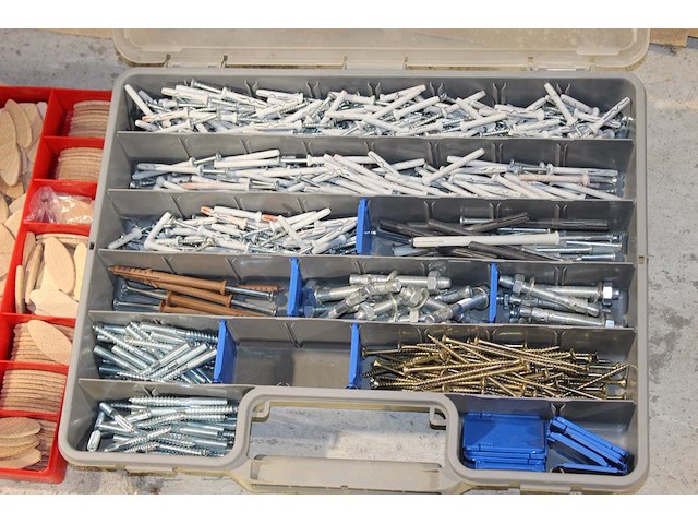 Twee organizers met bevestigingsmaterialen. - afbeelding 2 van  3