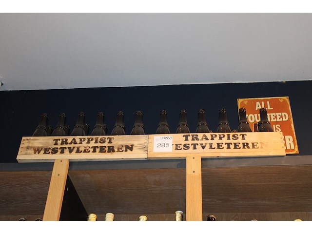 Twee oude houten kratten deels gevuld met flesjes. - afbeelding 1 van  2