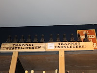 Twee oude houten kratten deels gevuld met flesjes. - afbeelding 1 van  2