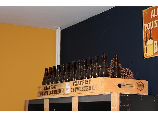 Twee oude houten kratten deels gevuld met flesjes. - afbeelding 2 van  2