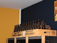 Twee oude houten kratten deels gevuld met flesjes. - afbeelding 2 van  2