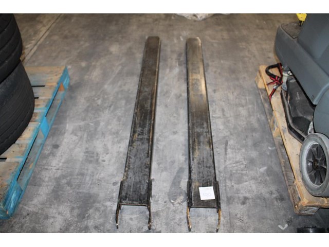 Twee overzetlepels cam met lengte 180 cm. breedte 125 mm. hoogte 45 mm. - afbeelding 1 van  1