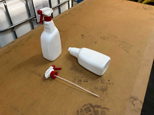 Twee pallets met canyon trigger spuiten en flessen - afbeelding 1 van  6