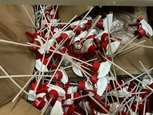 Twee pallets met canyon trigger spuiten en flessen - afbeelding 3 van  6