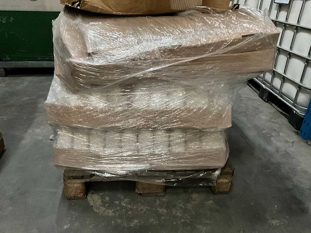 Twee pallets met canyon trigger spuiten en flessen - afbeelding 5 van  6