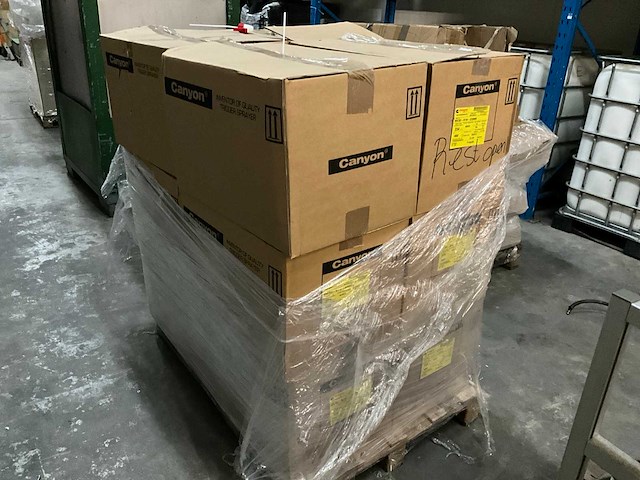 Twee pallets met canyon trigger spuiten en flessen - afbeelding 6 van  6