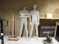 Twee paspoppen hoogte ca. 190 cm. - afbeelding 1 van  2