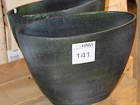 Twee plantenpotten breedte 39 cm. - afbeelding 2 van  2