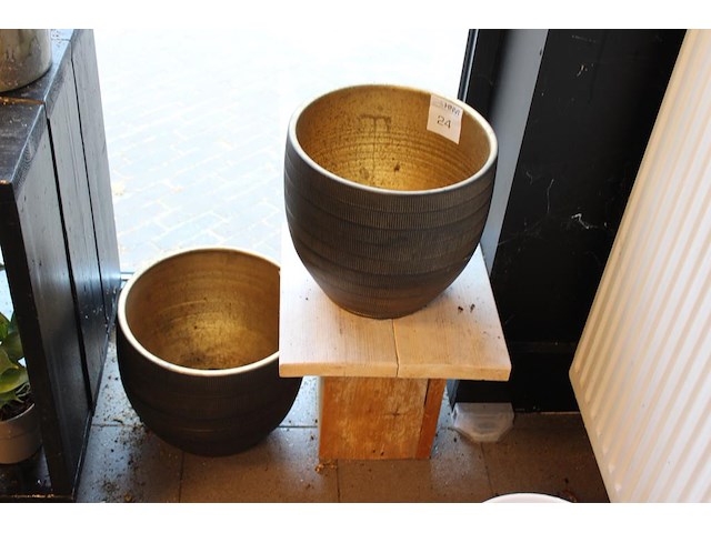 Twee plantenpotten met doorsnede 30 cm en hoogte 32 cm. - afbeelding 1 van  2