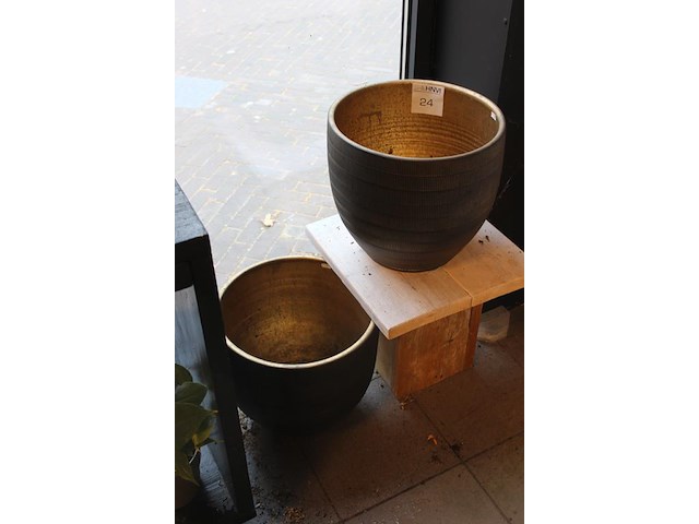 Twee plantenpotten met doorsnede 30 cm en hoogte 32 cm. - afbeelding 2 van  2