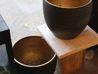 Twee plantenpotten met doorsnede 30 cm en hoogte 32 cm. - afbeelding 2 van  2