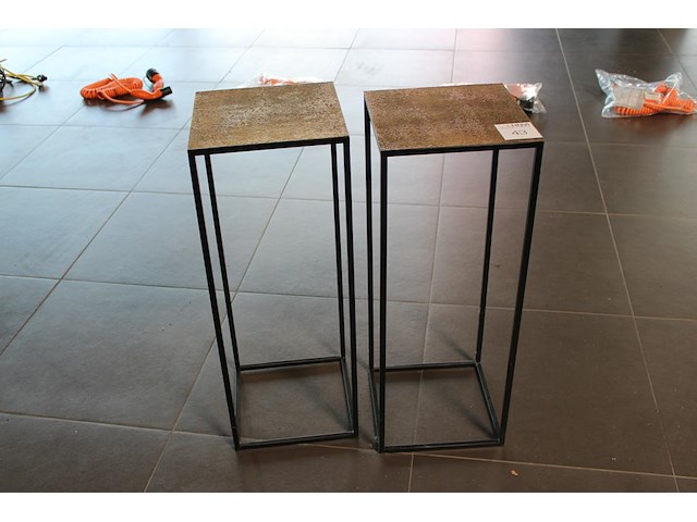 Twee plantentafeltjes. afmeting 30 x30 x79 cm. - afbeelding 1 van  2