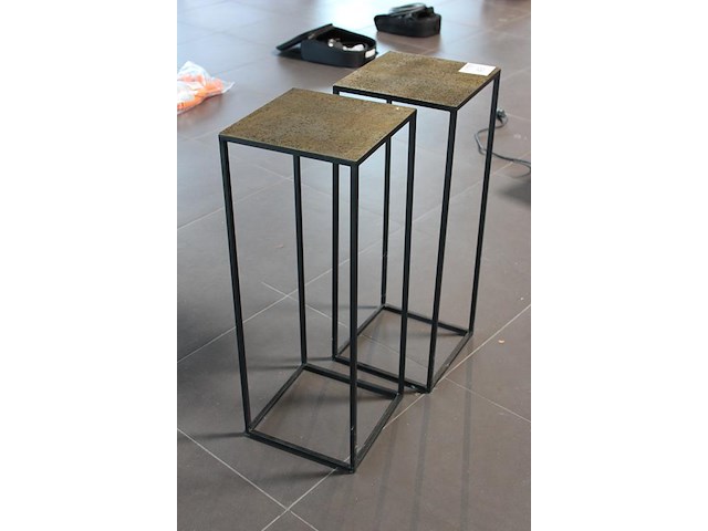 Twee plantentafeltjes. afmeting 30 x30 x79 cm. - afbeelding 2 van  2
