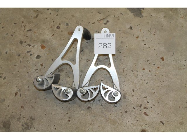 Twee platendragers/klemmen. - afbeelding 1 van  2