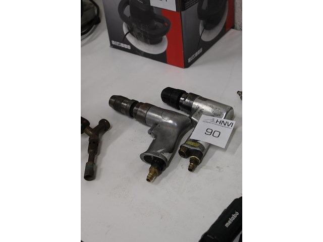 Twee pneumatische schroefboormachines. - afbeelding 2 van  2