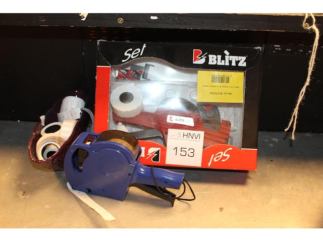 Twee prijstangen met diverse rollen etiketten. - afbeelding 1 van  2