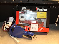 Twee prijstangen met diverse rollen etiketten. - afbeelding 1 van  2