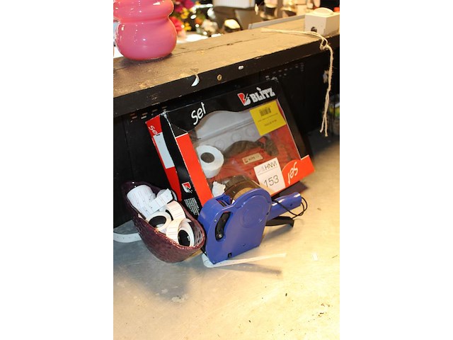 Twee prijstangen met diverse rollen etiketten. - afbeelding 2 van  2