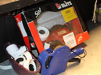 Twee prijstangen met diverse rollen etiketten. - afbeelding 2 van  2