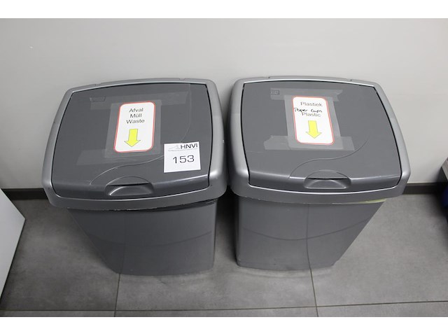 Twee prullenbakken curver, hoogte 55 cm. - afbeelding 1 van  1