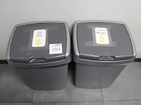 Twee prullenbakken curver, hoogte 55 cm. - afbeelding 1 van  1