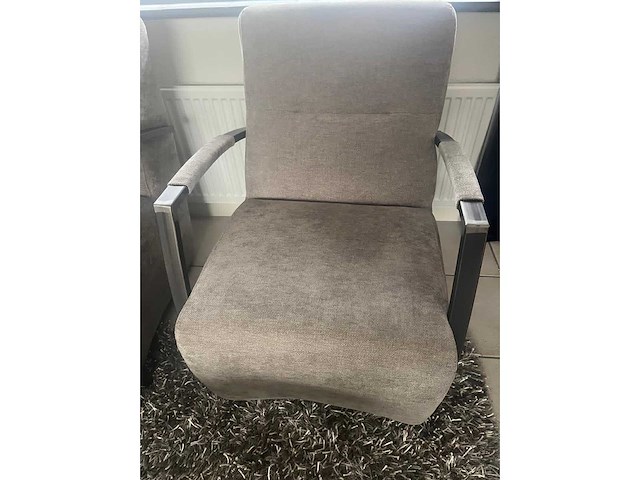Twee relaxfauteuls in taupekleurige stof, metalen frame (2x) - afbeelding 3 van  4