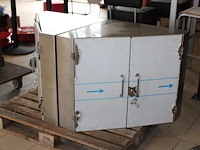 Twee rvs hoekkastjes. afmeting 70 x 70 x 70 cm. - afbeelding 1 van  3