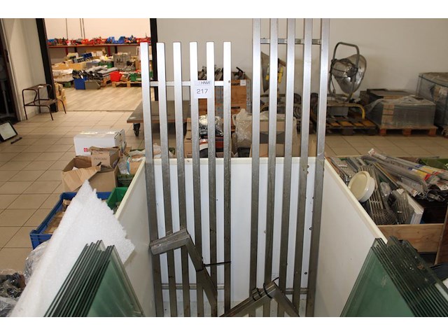 Twee rvs wandrekken met wandbeugel. afmetingen 125x35cm en 140x30cm. - afbeelding 1 van  3