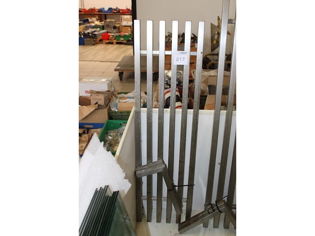 Twee rvs wandrekken met wandbeugel. afmetingen 125x35cm en 140x30cm. - afbeelding 2 van  3