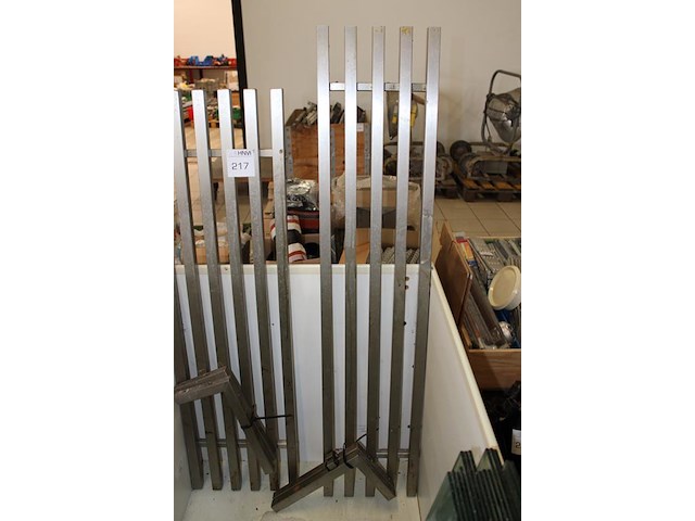 Twee rvs wandrekken met wandbeugel. afmetingen 125x35cm en 140x30cm. - afbeelding 3 van  3