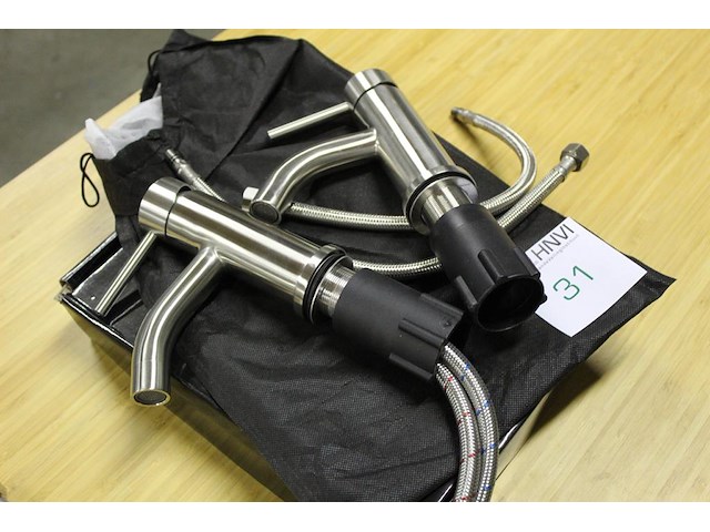 Twee rvs wastafelkranen .hoogte 15 cm. - afbeelding 2 van  2