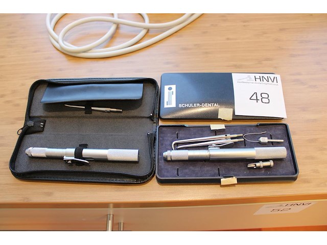 Twee schuler dental s-u-crown-butlers. - afbeelding 1 van  3