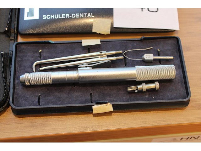 Twee schuler dental s-u-crown-butlers. - afbeelding 2 van  3