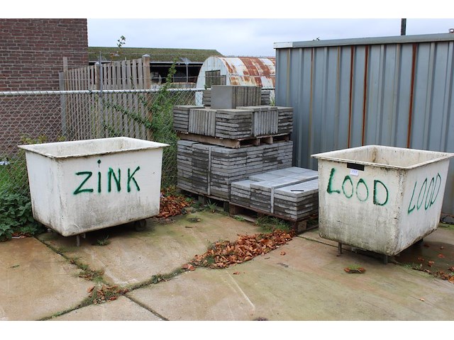 Twee semi-verrijdbare transportbakken. afmeting 122 x 89 x 92 cm. - afbeelding 1 van  6