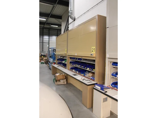 Twee shuttlekasten jalema type 870. afmeting per kast 258 x 123 cm. 16 secties per kast welke middels code ... - afbeelding 3 van  5