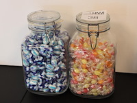 Twee snoeppotten met snoep. - afbeelding 1 van  1