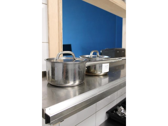 Twee steelpannen met deksel. - afbeelding 2 van  2