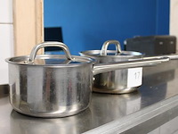 Twee steelpannen met deksel. - afbeelding 2 van  2