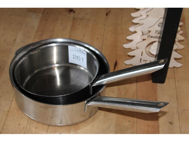 Twee steelpannen w.o. doorsnede 30 cm. - afbeelding 1 van  2